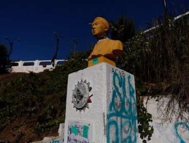 Interponen denuncia ante Fiscalía por vandalización del busto de Gabriela Mistral en Valparaíso