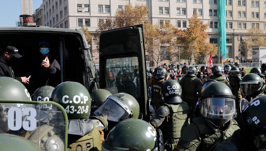 Al menos 10 detenidos deja manifestación en las afueras de La Moneda: pedían libertad de detenidos en estallido social