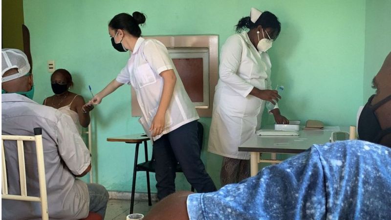 Los riesgos del plan de Cuba para inocular a su población sin saber si sus vacunas contra el coronavirus son efectivas