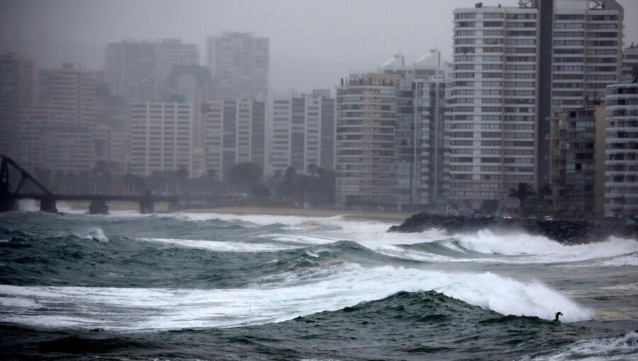 Emiten alerta de marejadas para este fin de semana entre las regiones de Aysén y Arica