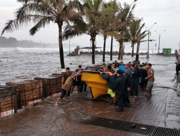 Marejadas con olas de 6 metros han provocado serios daños en borde costero de Rapa Nui