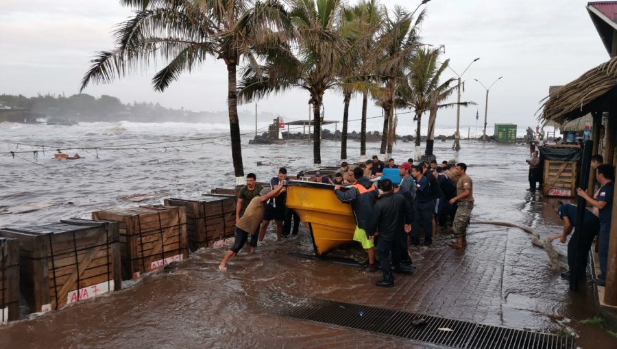 Marejadas con olas de 6 metros han provocado serios daños en borde costero de Rapa Nui