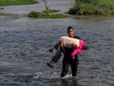 La historia detrás de la dramática imagen de una adulta mayor venezolana que cruzó en brazos de un joven un río desde México a EE.UU.