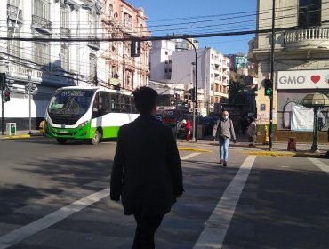 Habilitan semáforos peatonales y vehiculares en las cuatro esquinas de transitado cruce de Valparaíso