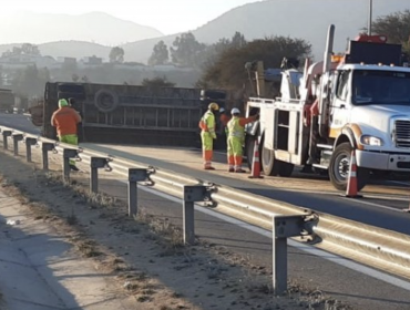 Descarrilamiento de carga habría provocado volcamiento de camión en la autopista Troncal Sur de Villa Alemana