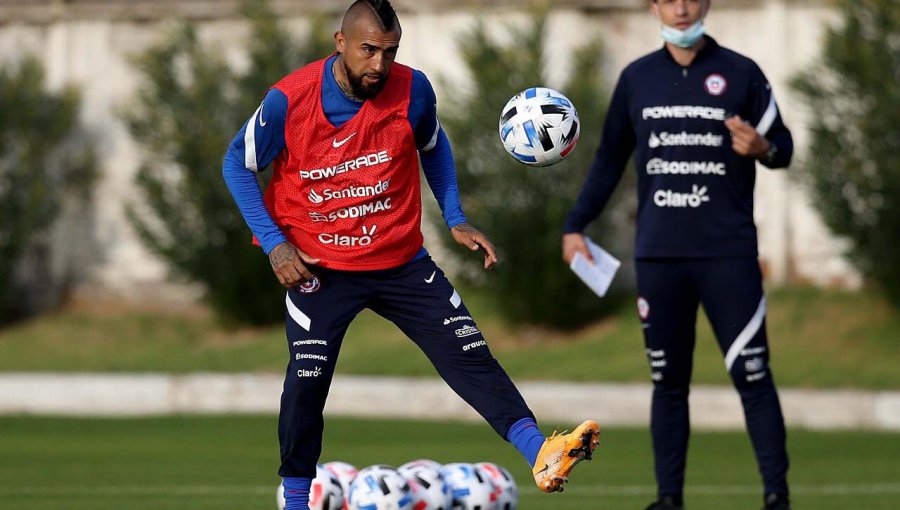 Arturo Vidal se vacuna contra el Covid-19 y hace un llamado a "cuidarnos entre todos"