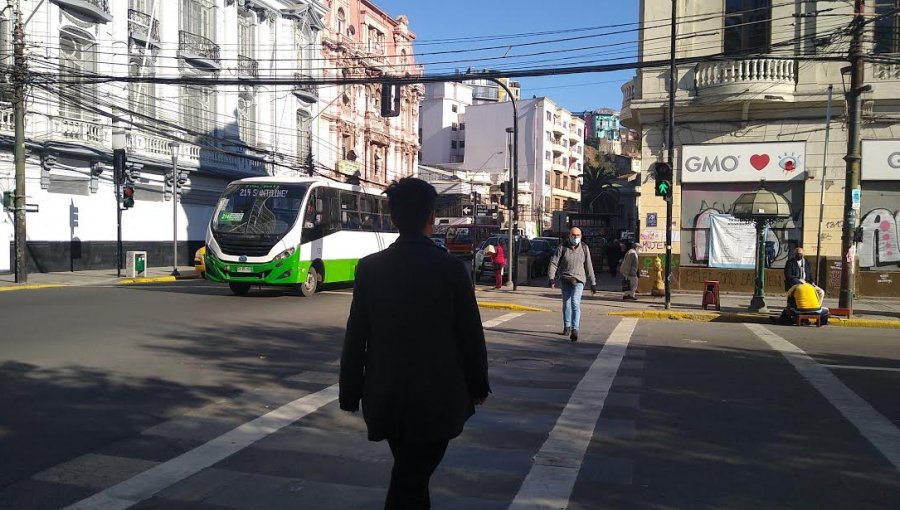 Habilitan semáforos peatonales y vehiculares en las cuatro esquinas de transitado cruce de Valparaíso