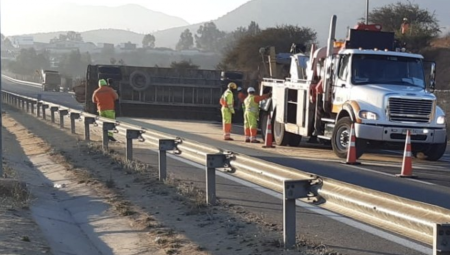 Descarrilamiento de carga habría provocado volcamiento de camión en la autopista Troncal Sur de Villa Alemana