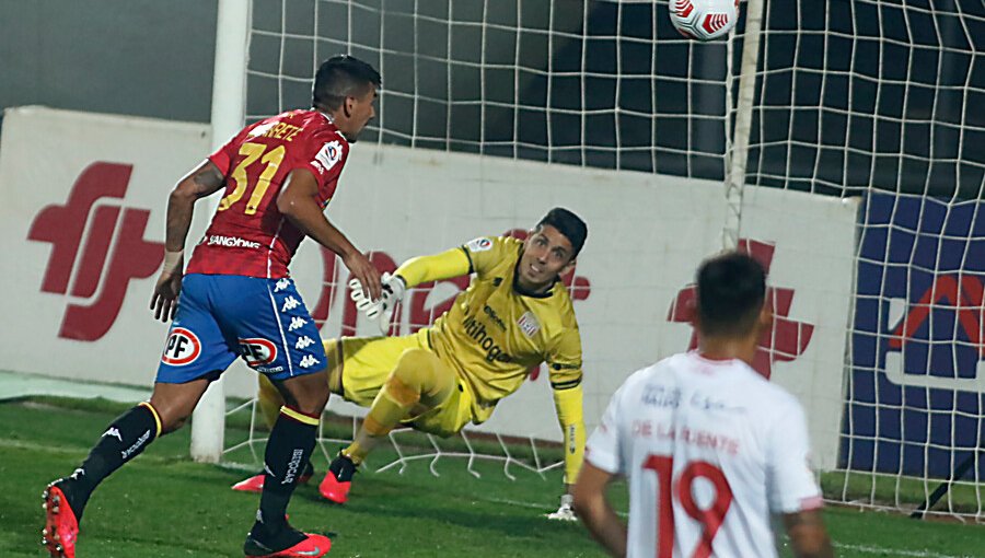 U. Española vence a Curicó Unido y queda como líder momentáneo del Campeonato