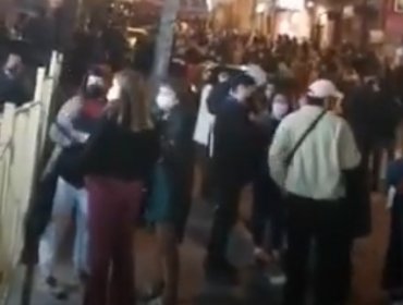 Polémica por gran cantidad de personas que se reunió en subida Cumming de Valparaíso: incluso hubo una tocata