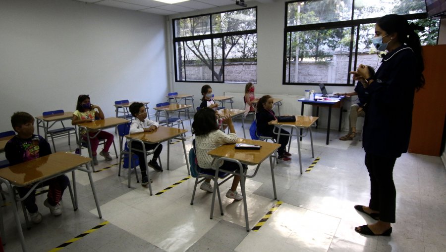 Aumenta la presión para regreso a clases presenciales: Comisión Nacional de Acreditación dice que es "crucial" volver