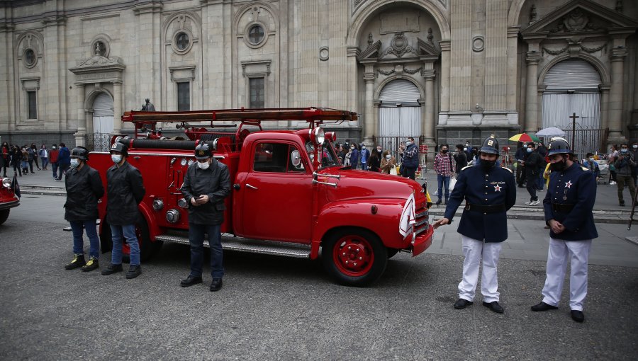 Cuerpo de Bomberos de Santiago celebró el Día del Patrimonio con muestra de carros históricos