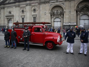 Cuerpo de Bomberos de Santiago celebró el Día del Patrimonio con muestra de carros históricos