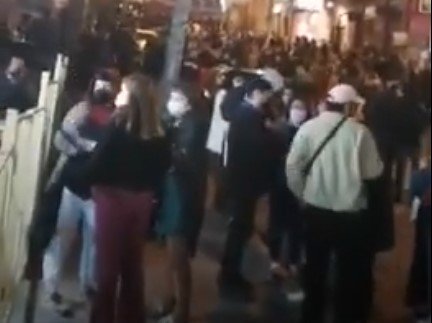 Polémica por gran cantidad de personas que se reunió en subida Cumming de Valparaíso: incluso hubo una tocata