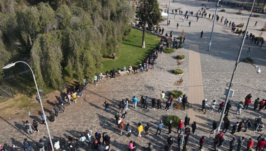 Enormes filas para vacunarse en Parque O’Higgins y en otros centros de la Región Metropolitana