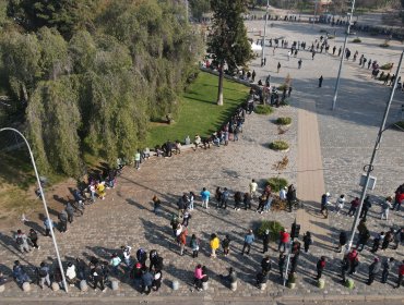 Enormes filas para vacunarse en Parque O’Higgins y en otros centros de la Región Metropolitana