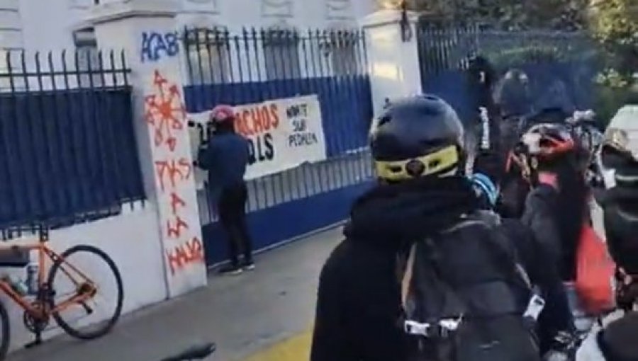 Atacan sedes de la UDI y RN en Providencia: Uno de los detenidos es joven que cayó al Río Mapocho en medio de procedimiento policial