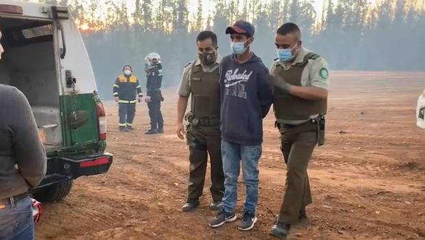 Detienen a sospechoso de iniciar incendio forestal que afecta a la Reserva Lago Peñuelas