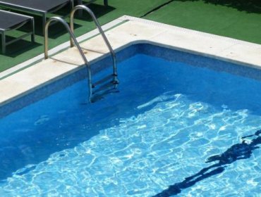 Adolescente de 16 años muere tras caer a la piscina de su casa en Quilicura