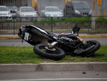 Operativo policial por carreras clandestinas termina con un motociclista muerto y un carabinero lesionado en Pudahuel