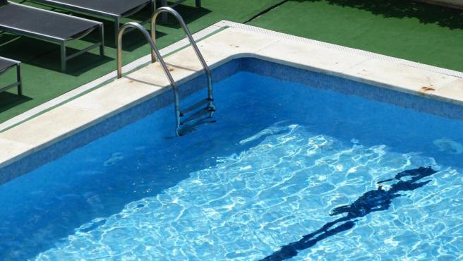 Adolescente de 16 años muere tras caer a la piscina de su casa en Quilicura