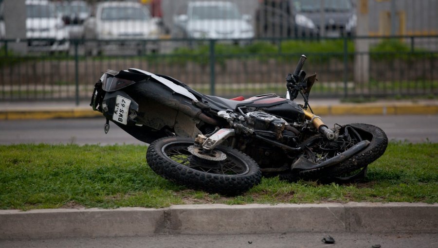 Operativo policial por carreras clandestinas termina con un motociclista muerto y un carabinero lesionado en Pudahuel