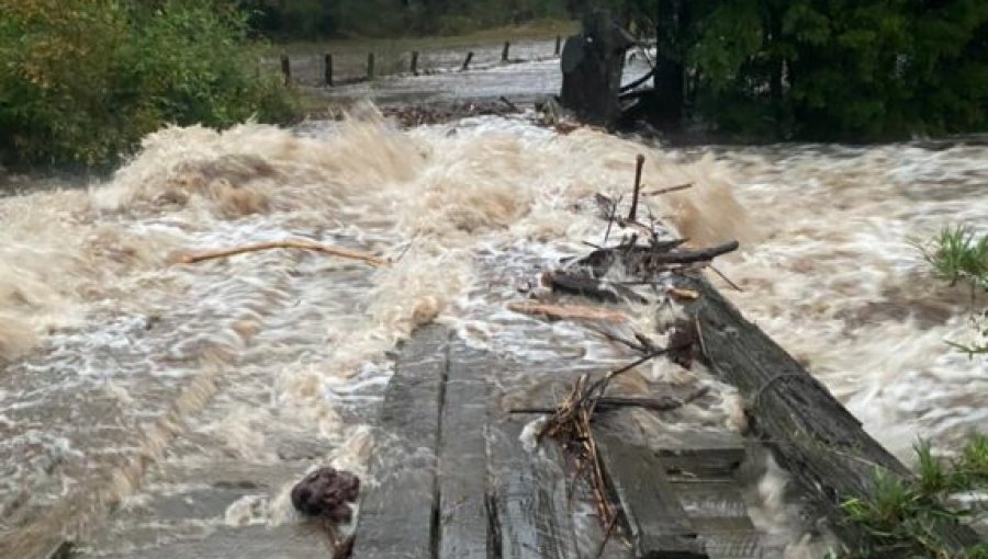 13 personas aisladas deja colapso de puente por intensas lluvias en Cunco: hay una embarazada y cuatro niños