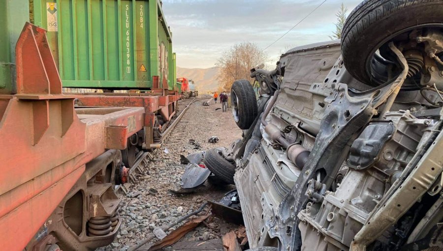 Vehículo no respetó señalización de tránsito y colisionó con tren de carga en Quillota