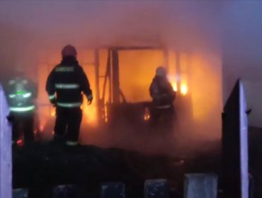 Una persona fallecida y dos lesionadas deja incendio que afectó a dos viviendas en Viña del Mar