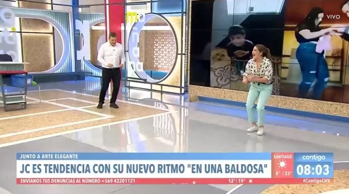 Julio César Rodríguez y Monserrat Álvarez se desordenan bailando "En una Baldosa" en pleno matinal