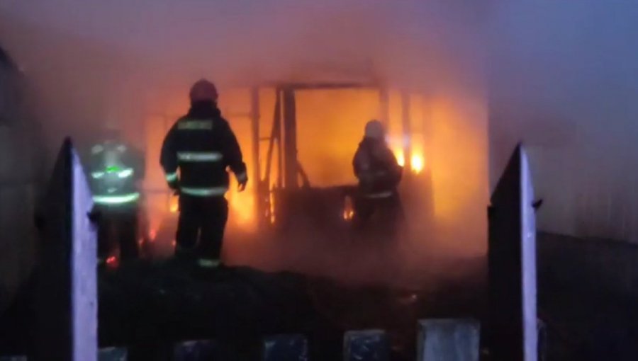 Una persona fallecida y dos lesionadas deja incendio que afectó a dos viviendas en Viña del Mar