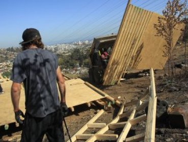 Tienen cinco días para salir: Notifican desalojo de familias que se tomaron terreno donde se construirá centro de salud en Viña del Mar