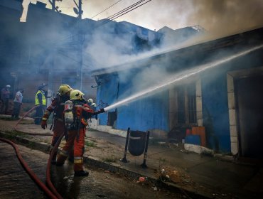 Bomberos confirma que vivienda afectada por incendio en Valparaíso tenía decreto municipal de demolición