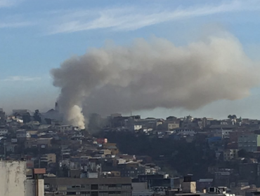 Incendio de grandes proporciones afecta a dos viviendas del cerro Artillería de Valparaíso