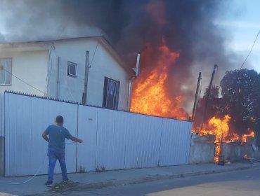 Incendio consume al menos una vivienda en sector de Valencia Alto en Quilpué