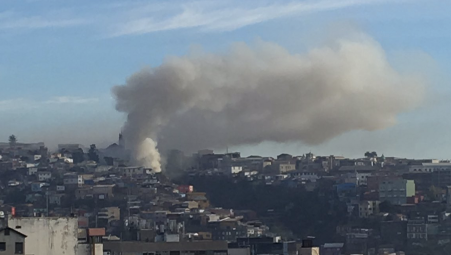 Incendio de grandes proporciones afecta a dos viviendas del cerro Artillería de Valparaíso