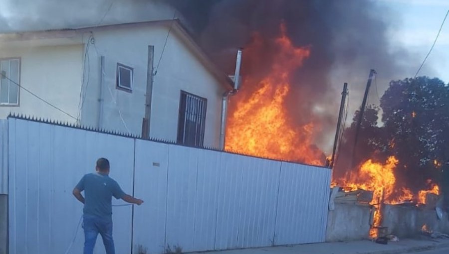 Incendio consume al menos una vivienda en sector de Valencia Alto en Quilpué