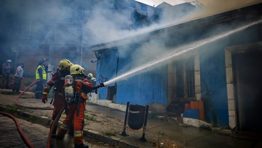 Bomberos confirma que vivienda afectada por incendio en Valparaíso tenía decreto municipal de demolición