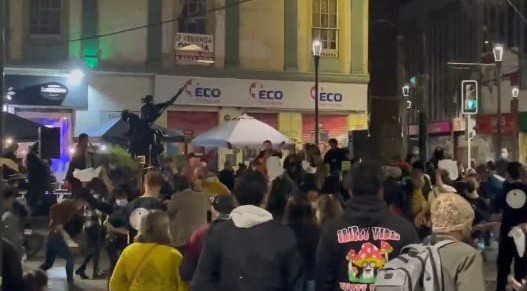 Grupo de personas bailó cueca en plaza Aníbal Pinto de Valparaíso sin respetar medidas sanitarias