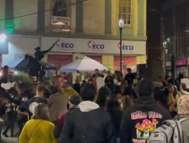 Grupo de personas bailó cueca en plaza Aníbal Pinto de Valparaíso sin respetar medidas sanitarias