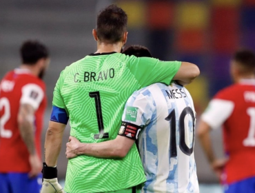 Prensa argentina se deshizo en elogios a Claudio Bravo tras empate 1-1