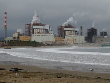 Fallo por varamientos dan duro golpe a AES Gener y Puerto Ventanas: naves que transporten carbón no podrán ingresar a la bahía de Quintero