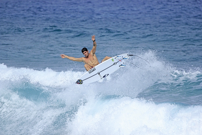 El surfista Manuel Selman clasificó a Tokio 2020 en el debut de la disciplina