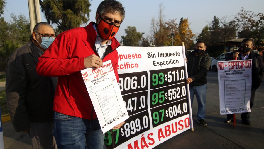 Transportistas y Asociación de Municipalidades piden al Gobierno "eliminar impuesto específico" a combustibles