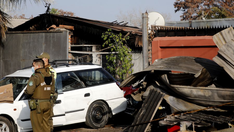 Recoleta: Incendio en vivienda terminó con tres fallecidos y un bombero herido