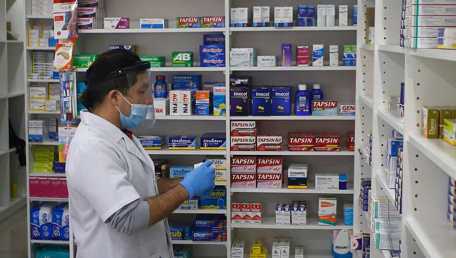 Trabajadores de Farmacias y la CUT valoran reducción de aforo, pero tildan medida como "tardía"