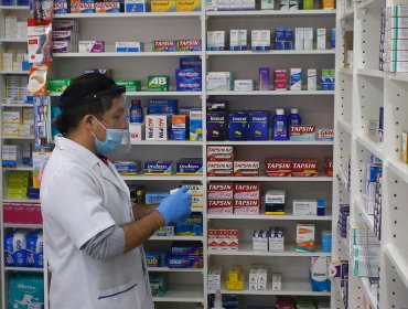 Trabajadores de Farmacias y la CUT valoran reducción de aforo, pero tildan medida como "tardía"