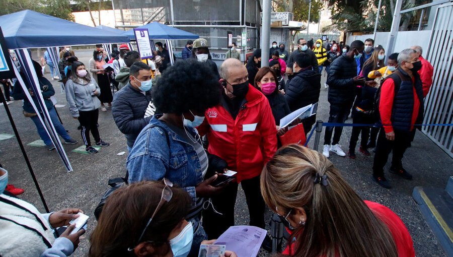 Nuevamente cientos de haitianos se aglomeraron en Registro Civil de Huérfanos por trámite sobre cédula de identidad