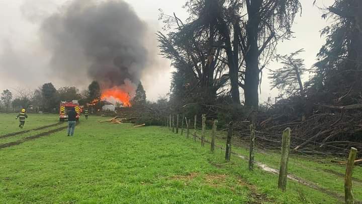 Tromba marina arrasó con todos los árboles de una plaza en Toltén y provocó incendio en vivienda