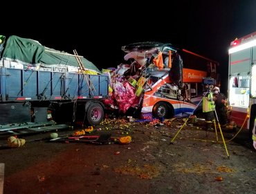 Suben a siete las víctimas fatales por colisión entre bus de pasajeros y camión en Chañaral